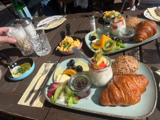 Ein schöner Frühstücksmoment in Lüneburg Gedeckter Frühstückstisch im Außenbereich eines Cafe's in Lüneburg